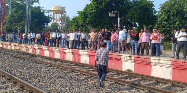 मैरवा स्टेशन पर मालगाड़ी की चपेट में आने से युवक की मौत