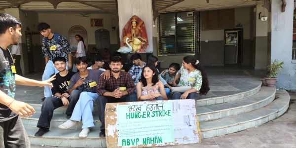 फीस वृद्धि के विरोध में व छात्र संघ चुनाव की बहाली हेतु अभाविप की भूख हड़ताल शुरू