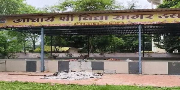 इंदौर में सार्वजनिक गार्डन में जैन संत का अंतिम संस्कार, रहवासियों ने जताई आपत्ति