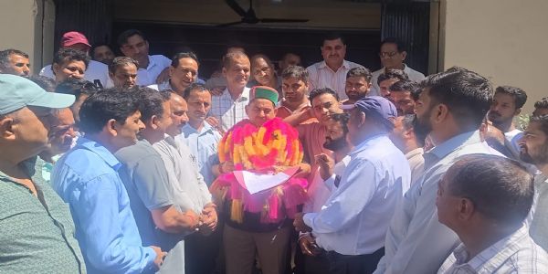 बिजली बोर्ड कर्मचारियों ने ओपीएस की मांग को लेकर विधायक पठानिया को सौंपा ज्ञापन