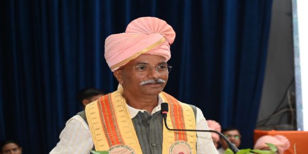 डिग्री के साथ चरित्र और संवेदना को जीवन का आधार बनाएं युवा : संजय श्रीनेत