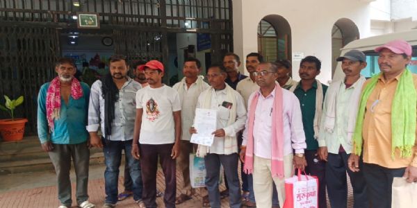 50 साल से खेती कर रहे किसानों ने रिसार्ट के लिए जमीन देने का किया विरोध