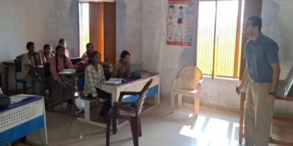 देवरिया : जिलाधिकारी ने लगाई पाठशाला, छात्र-छात्राओं को मन लगाकर पढ़ने की दी सीख