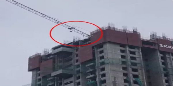 एसजी हाईवे पर निर्माणाधीन इमारत की 32वीं मंजिल पर क्रेन से लटका मिला युवक का शव