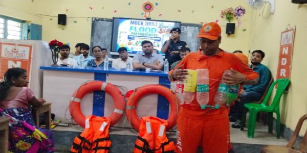 खानाकुल में बाढ़ से निपटने के लिए मॉक ड्रिल, छात्रों और ग्रामीणों को दिया गया प्रशिक्षण