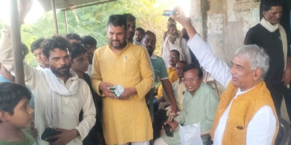 हमीरपुर : सड़क की बदहाली पर पूर्व सांसद ने प्रशासन को घेरा