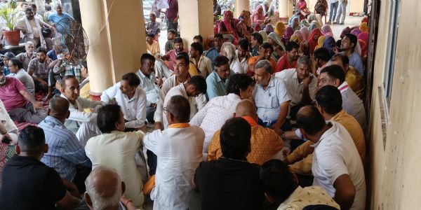 अलवर नगर निगम बना राजनीति का अखाड़ा, आयुक्त के चैंबर के बाहर भाजपा-कांग्रेस का धरना