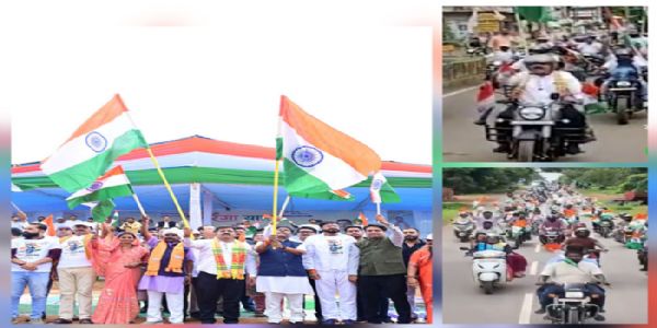 नारायणपुर से निकली बस्तर तिरंगा यात्रा पहुंची हलामी मुंजमेटा, बलिदानियाें को दी श्रद्धांजलि