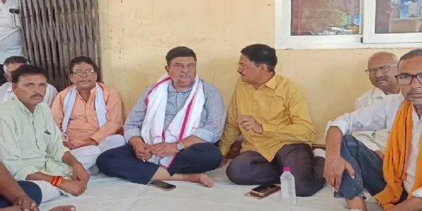 अलवर में सफाई कर्मचारियों की नियुक्ति पर विवाद, वन मंत्री संजय शर्मा निगम में धरने पर बैठे, बोले- कलेक्टर रहने लायक नहीं