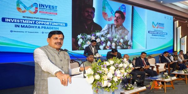 अहमदाबाद में उद्योगपतियों और निवेशकों से संवाद सत्र में मुख्यमंत्री अहमदाबाद में उद्योगपतियों और निवेशकों से संवाद सत्र में मुख्यमंत्री