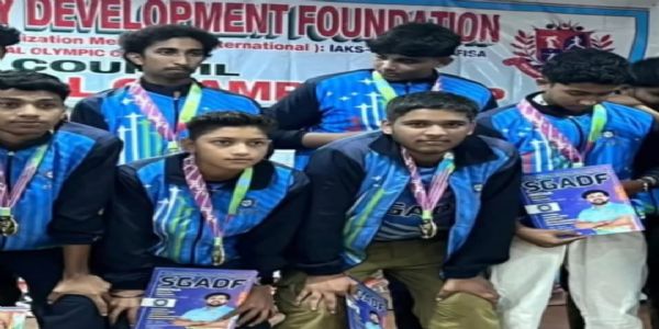 फोटो। खिलाड़ियो के साथ औरैया का लाल आर्यन फोटो। खिलाड़ियो के साथ औरैया का लाल आर्यन