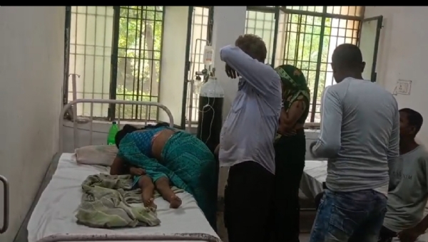 अस्पताल में बच्चों की लाश से लिपटकर रोते परिजन अस्पताल में बच्चों की लाश से लिपटकर रोते परिजन
