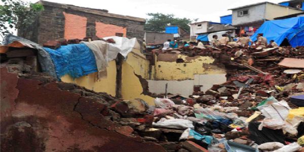 फोटो: घाटकोपर में भूस्खलन के बाद राहत और बचाव कार्य जारी फोटो: घाटकोपर में भूस्खलन के बाद राहत और बचाव कार्य जारी