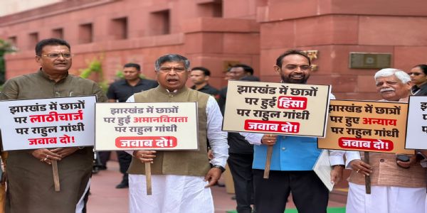 प्रदर्शन करते भाजपा प्रदेश अध्यक्ष और अन्य सांसद