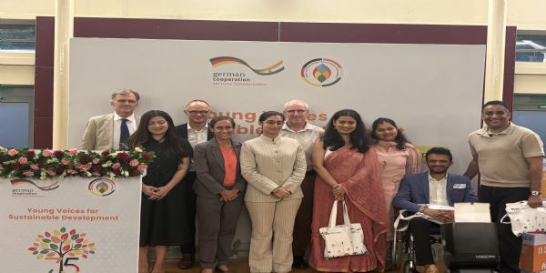 नई दिल्ली स्थित जर्मन दूतावास में भारत-जर्मनी हरित एवं टिकाऊ विकास साझेदारी के तहत आयोजित चर्चा में युवा नेता, विशेषज्ञ और प्रतिभागी। नई दिल्ली स्थित जर्मन दूतावास में भारत-जर्मनी हरित एवं टिकाऊ विकास साझेदारी के तहत आयोजित चर्चा में युवा नेता, विशेषज्ञ और प्रतिभागी।