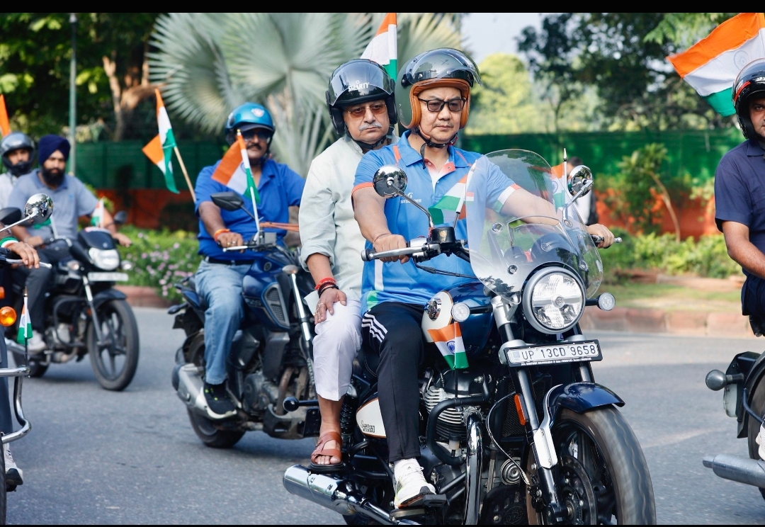 बाइक रैली में भाग लेते हुए केंद्रीय मंत्री किरेन रिजीजू बाइक रैली में भाग लेते हुए केंद्रीय मंत्री किरेन रिजीजू