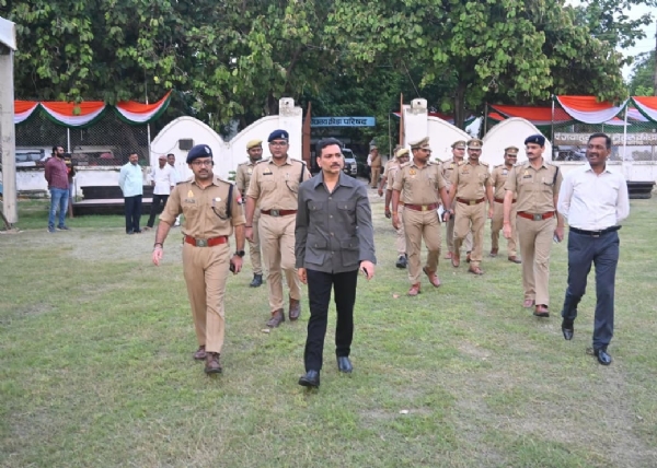 पुलिस लाइन के पास पुलिस कमिश्नर मार्ग का निरीक्षण करते हुए