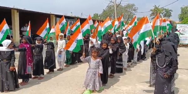 इस्लामी मदरसों में पढ़ने वाली सैकड़ों बच्चियां ने एक हाथ में कुरान, दूसरे में तिरंगा लेकर नूंह में निकली तिरंगा यात्रा। इस्लामी मदरसों में पढ़ने वाली सैकड़ों बच्चियां ने एक हाथ में कुरान, दूसरे में तिरंगा लेकर नूंह में निकली तिरंगा यात्रा।