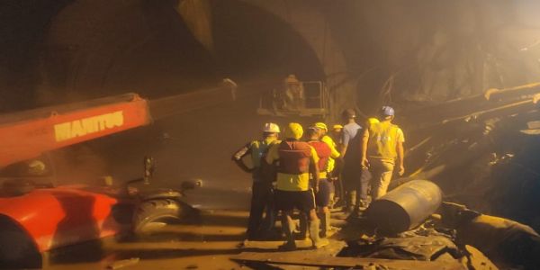 चमोली जिले के मायापुर (पीपलकोटी) स्थित टीएचडीसी की निर्माणाधीन सुरंग में राहत बचाव कार्य। चमोली जिले के मायापुर (पीपलकोटी) स्थित टीएचडीसी की निर्माणाधीन सुरंग में राहत बचाव कार्य।