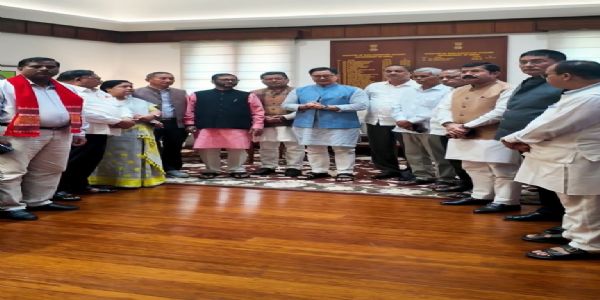 संसदीय कार्य मंत्री किरेन रिजिजू के साथ अन्य सांसद मौजूद। संसदीय कार्य मंत्री किरेन रिजिजू के साथ अन्य सांसद मौजूद।