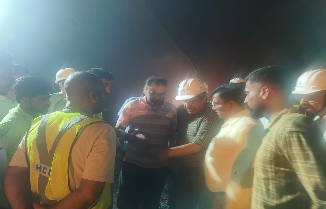 जिलाधिकारी गौरव कुमार मौके पर रेस्क्यू कार्य में टीम के साथ जुटे हुए। जिलाधिकारी गौरव कुमार मौके पर रेस्क्यू कार्य में टीम के साथ जुटे हुए।