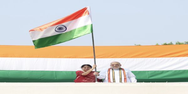 केन्द्रीय मंत्री अमित शाह और उनकी पत्नी तिरंगा फहराते हुए। केन्द्रीय मंत्री अमित शाह और उनकी पत्नी तिरंगा फहराते हुए।