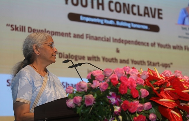 जयपुर में युवा कॉन्क्लेव 2026 के दौरान स्टार्टअप्स उद्यमियों से संवाद करते सीतारमण जयपुर में युवा कॉन्क्लेव 2026 के दौरान स्टार्टअप्स उद्यमियों से संवाद करते सीतारमण