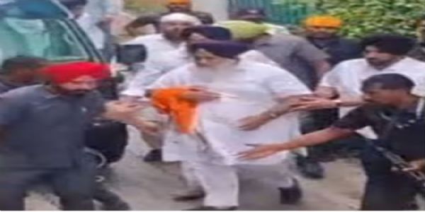 फोटो: नांदेड़ में पंजाब के पूर्व उपमुख्यमंत्री सुखबीर सिंह बादल पर हमले का दृश्य फोटो: नांदेड़ में पंजाब के पूर्व उपमुख्यमंत्री सुखबीर सिंह बादल पर हमले का दृश्य