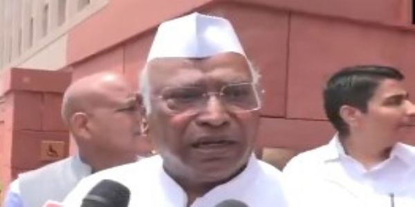 संसद भवन परिसर में पत्रकारों से बात करते कांग्रेस अध्यक्ष मल्लिकार्जुन खरगे संसद भवन परिसर में पत्रकारों से बात करते कांग्रेस अध्यक्ष मल्लिकार्जुन खरगे