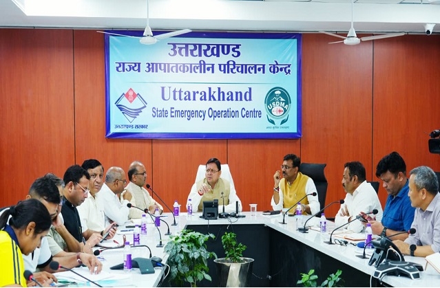 मुख्यमंत्री पुष्कर सिंह धामी देर रात राज्य आपदा परिचालन केंद्र पहुंचे और राहत एवं बचाव अभियान की जानकारी लेते हुए। मुख्यमंत्री पुष्कर सिंह धामी देर रात राज्य आपदा परिचालन केंद्र पहुंचे और राहत एवं बचाव अभियान की जानकारी लेते हुए।