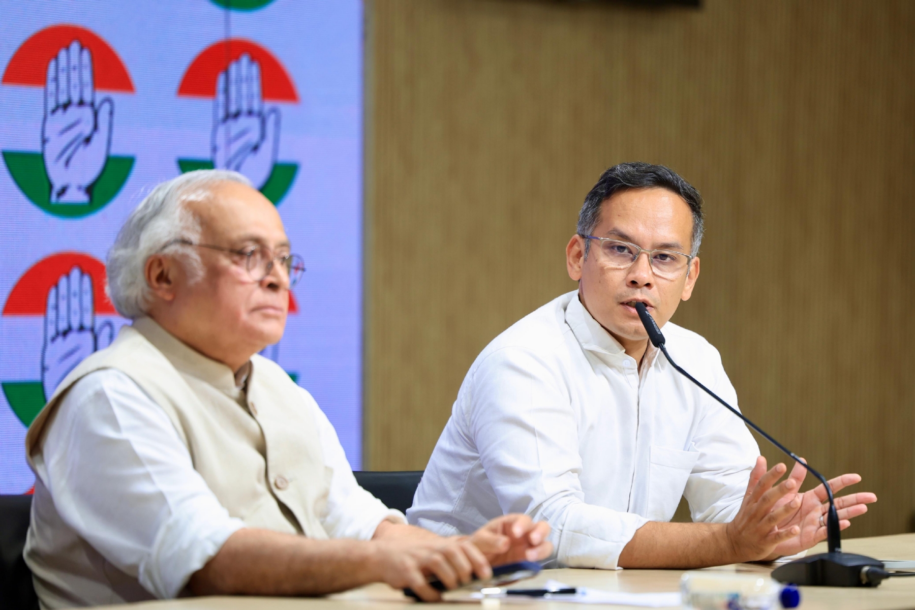 कांग्रेस मुख्यालय में पत्रकार वार्तो के दौरान कांग्रेस महासचिव (संचार) जयराम रमेश और लोकसभा में उपनेता गौरव गोगोई। कांग्रेस मुख्यालय में पत्रकार वार्तो के दौरान कांग्रेस महासचिव (संचार) जयराम रमेश और लोकसभा में उपनेता गौरव गोगोई।