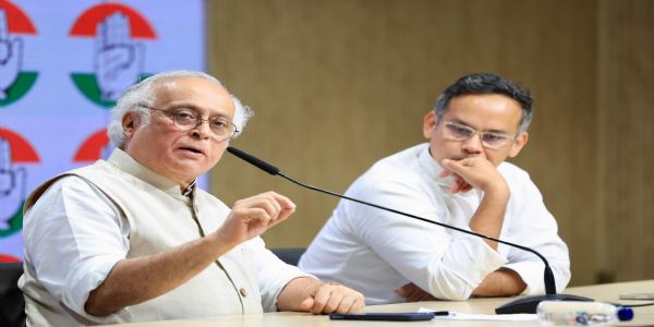 कांग्रेस मुख्यालय में पत्रकार वार्तो के दौरान कांग्रेस महासचिव (संचार) जयराम रमेश और लोकसभा में उपनेता गौरव गोगोई। कांग्रेस मुख्यालय में पत्रकार वार्तो के दौरान कांग्रेस महासचिव (संचार) जयराम रमेश और लोकसभा में उपनेता गौरव गोगोई।