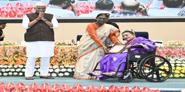 राष्ट्रपति द्रौपदी मुर्मु गुरुवार को संगीत नाटक अकादमी पुरस्कार प्रदान करते हुए राष्ट्रपति द्रौपदी मुर्मु गुरुवार को संगीत नाटक अकादमी पुरस्कार प्रदान करते हुए