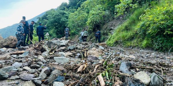नेपाल का राजमार्ग भूस्खलन से बाधित