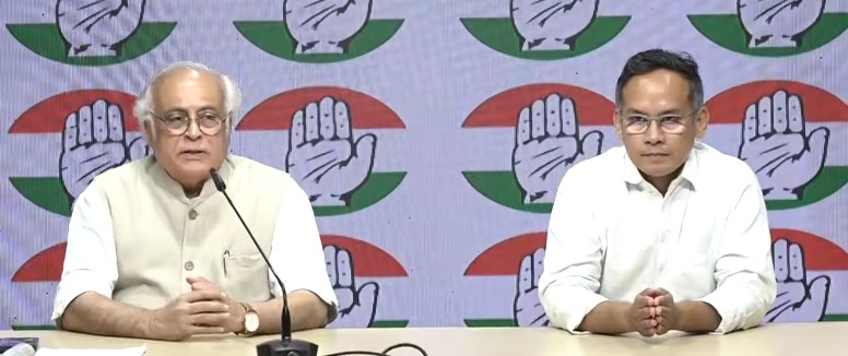 कांग्रेस मुख्यालय में पत्रकार वार्तो के दौरान कांग्रेस महासचिव (संचार) जयराम रमेश और लोकसभा में उपनेता गौरव गोगोई। कांग्रेस मुख्यालय में पत्रकार वार्तो के दौरान कांग्रेस महासचिव (संचार) जयराम रमेश और लोकसभा में उपनेता गौरव गोगोई।