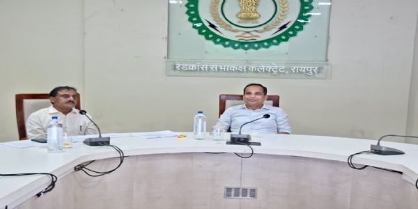 राजस्व सेवाओं में लापरवाही बर्दाश्त नहीं, प्रकरणों का करें समयबद्ध निराकरण : कलेक्टर