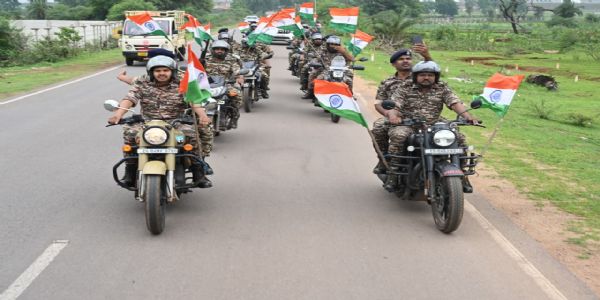 सीआरपीएफ 211 वाहिनी की भव्य तिरंगा यात्रा ने जगाई देशभक्ति की भावना