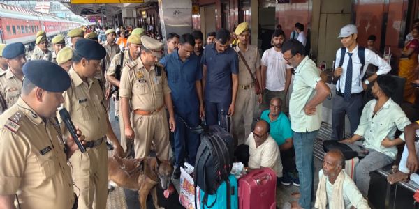 स्वतंत्रता दिवस के पूर्व वाराणसी में कैंट रेलवे स्टेशन पर चला सघन चेकिंग अभियान