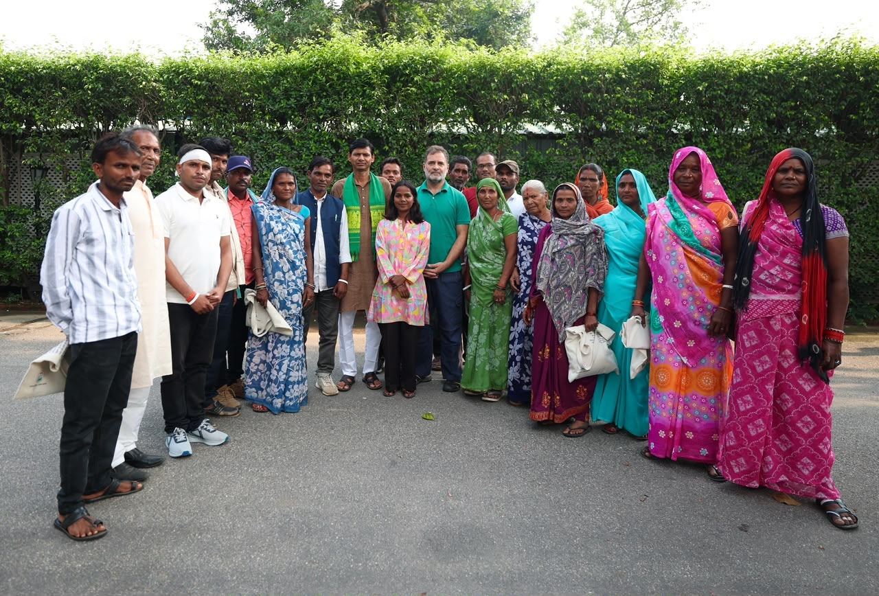 नई दिल्ली में गुरुवार को केन-बेतवा नदी जोड़ परियोजना से प्रभावित लोगों के प्रतिनिधिमंडल से मुलाकात करते लोकसभा में नेता प्रतिपक्ष राहुल गांधी। नई दिल्ली में गुरुवार को केन-बेतवा नदी जोड़ परियोजना से प्रभावित लोगों के प्रतिनिधिमंडल से मुलाकात करते लोकसभा में नेता प्रतिपक्ष राहुल गांधी।