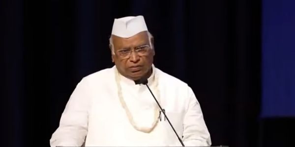 रचनात्मक कांग्रेस के राष्ट्रीय अधिवेशन में सत्र को संबोधित करते कांग्रेस अध्यक्ष मल्लिकार्जुन खरगे। रचनात्मक कांग्रेस के राष्ट्रीय अधिवेशन में सत्र को संबोधित करते कांग्रेस अध्यक्ष मल्लिकार्जुन खरगे।