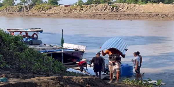 असमः बाढ़ क्षतिग्रस्त आसियाने को फिर से तैयार करने की जद्दो-जहद करते प्रभावित लोग। असमः बाढ़ क्षतिग्रस्त आसियाने को फिर से तैयार करने की जद्दो-जहद करते प्रभावित लोग।