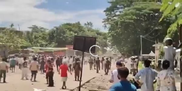 असम-अरुणाचल को जोड़ने वाले शिलापाथर-लीकाबली हाईवे पर उत्पन्न तनावपूर्ण स्थिति का दृश्य असम-अरुणाचल को जोड़ने वाले शिलापाथर-लीकाबली हाईवे पर उत्पन्न तनावपूर्ण स्थिति का दृश्य