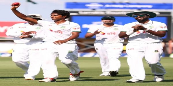 6 विकेट लेने वाले हसन महमूद गेंद हाथ में लेकर दर्शकों का अभिवादन करते हुए 6 विकेट लेने वाले हसन महमूद गेंद हाथ में लेकर दर्शकों का अभिवादन करते हुए