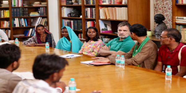 नई दिल्ली में गुरुवार को केन-बेतवा नदी जोड़ परियोजना से प्रभावित लोगों के प्रतिनिधिमंडल से मुलाकात करते लोकसभा में नेता प्रतिपक्ष राहुल गांधी। नई दिल्ली में गुरुवार को केन-बेतवा नदी जोड़ परियोजना से प्रभावित लोगों के प्रतिनिधिमंडल से मुलाकात करते लोकसभा में नेता प्रतिपक्ष राहुल गांधी।