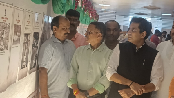 विभाजन विभीषिका स्मृति दिवस पर एनेक्सी भवन में प्रदर्शनी का उद्घाटन करते नोएडा विधायक पंकज सिंह।