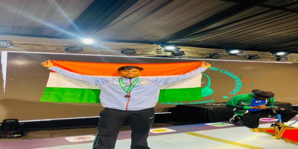 कासय पदक के साथ तुषार कुमार कासय पदक के साथ तुषार कुमार