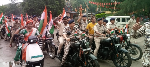 खड़गपुर में तिरंगा बाइक रैली निकालते रेलवे कर्मचारी खड़गपुर में तिरंगा बाइक रैली निकालते रेलवे कर्मचारी