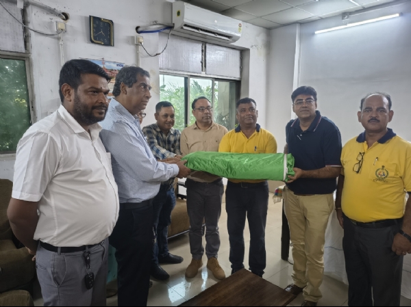 शहर के सबसे ऊंचे और बड़े राष्ट्रीय ध्वज के साथ इंस्पेक्टर संतोष कुमार और अन्य शहर के सबसे ऊंचे और बड़े राष्ट्रीय ध्वज के साथ इंस्पेक्टर संतोष कुमार और अन्य
