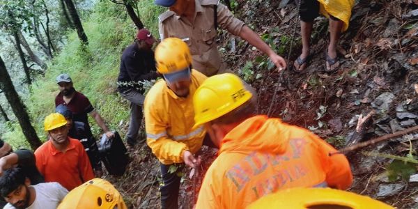 नैनीताल के भवाली-मुक्तेश्वर मार्ग पर खाई में गिरे टेंपो ट्रैवलर से यात्रियों को बाहर निकालने के लिए रेस्क्यू अभियान चलाती एसडीआरएफ की टीम।