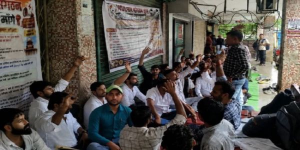 नर्सिंग काउंसिल कार्यालय के बाहर प्रदर्शन करते हुए छात्र नर्सिंग काउंसिल कार्यालय के बाहर प्रदर्शन करते हुए छात्र